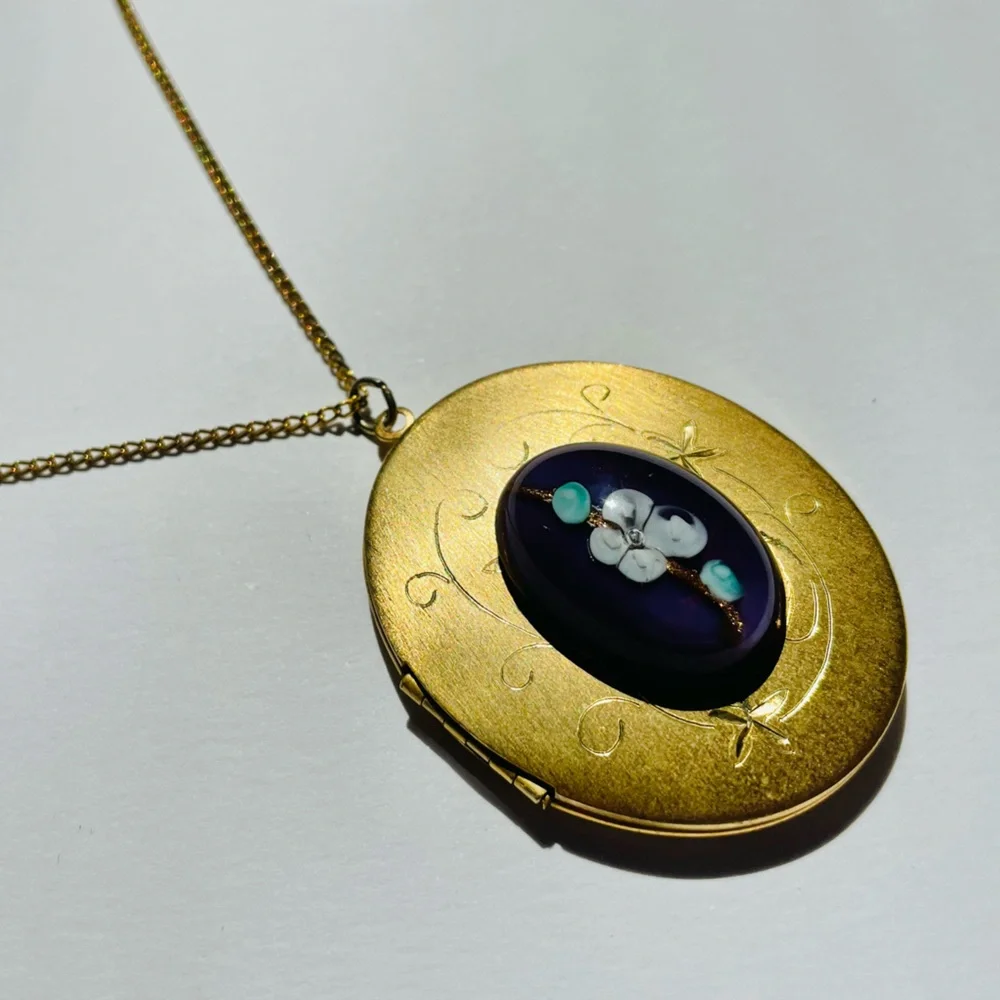 Vintage Locket With Etched Design And Glass Cherry Blossom Cabochon - Picture 3 of 10
